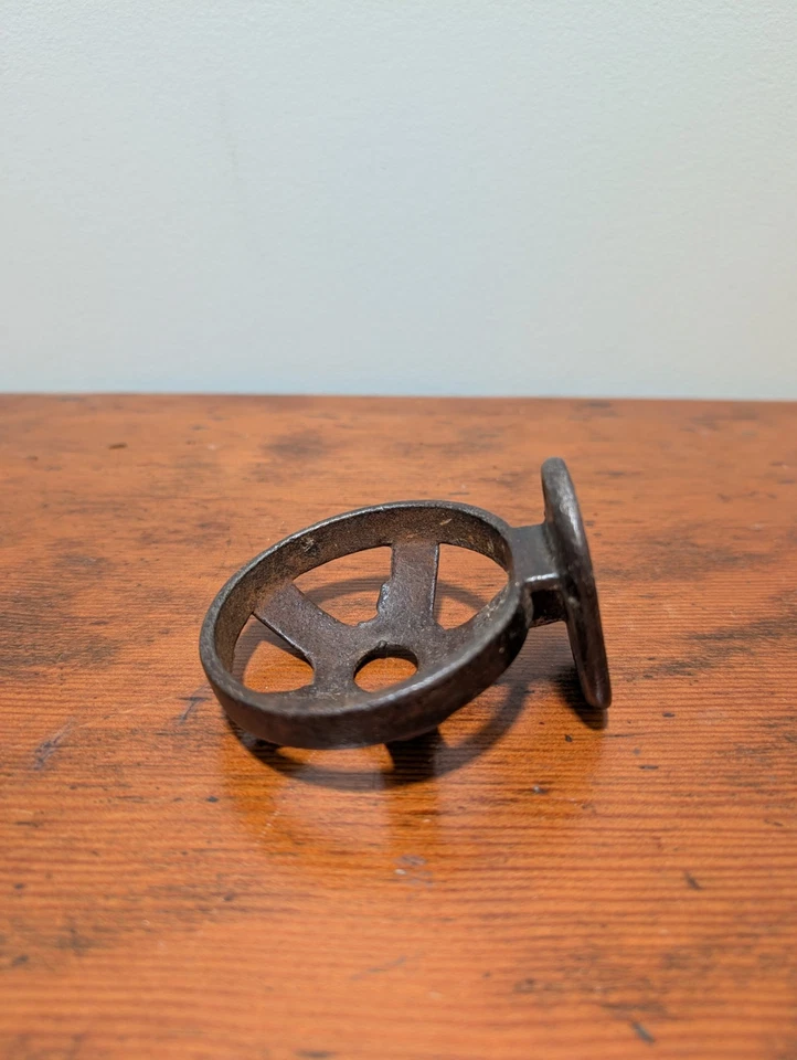 Antiguo portavasos de hierro de montaje en pared para lavadero, cocina o baño.  Foto 2 de 4