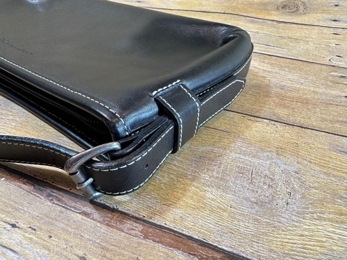 BOLSO DE MANO KENNETH COLE NEGRO CUERO LISO PLATA ANTIGUA 12" X 6" X 1.5" - Imagen 5 de 9