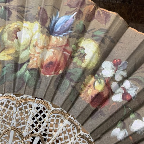 Ventaglio pieghevole vintage Spagna seta tenuto a mano dipinto a mano firmato decorazione celluloide con copertina - Foto 8 di 24