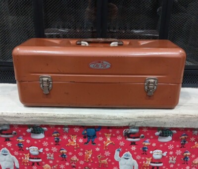 Boîte à pêche Old Pal avec leurres de pêche vintage, hameçons