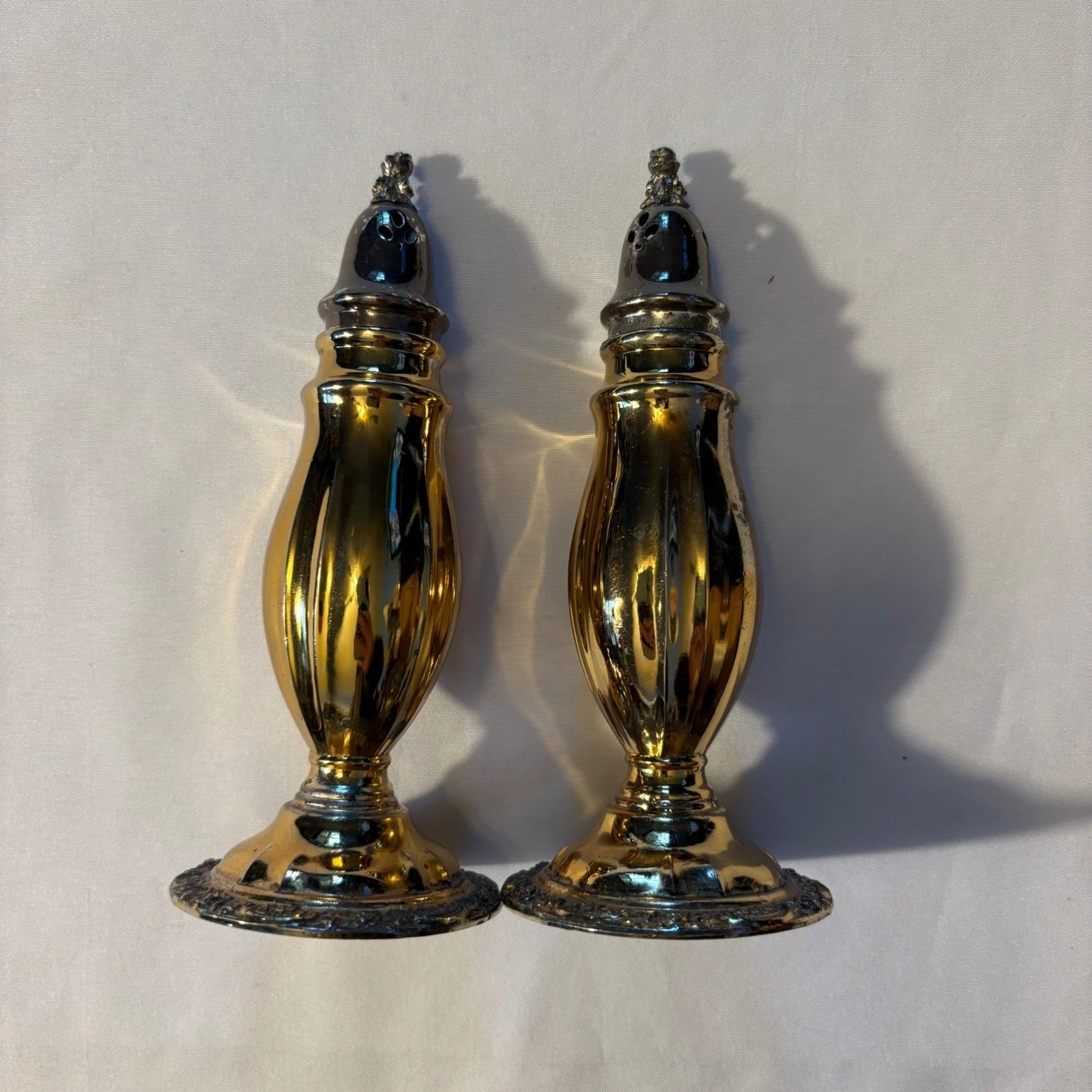Oneida Gold Tone Metal Salt Pepper Shakers Elegant Ornate Vintage Kitchen Dining