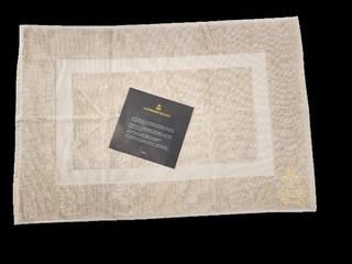 PREMIUM BADEMATTE " ADLON " 60 X 90 CM IN CREME MIT LOGO SCHMUCKJAGD