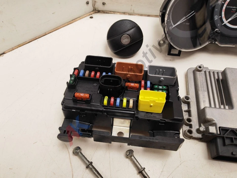 CITROEN C3 MK2 09-13 Lockset ECU Transponder and Speedo Cluster 1.6 Diesel - Image 4 of 4