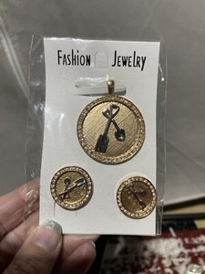 NIP Pendant And Pierced Earring Set Gold Tone