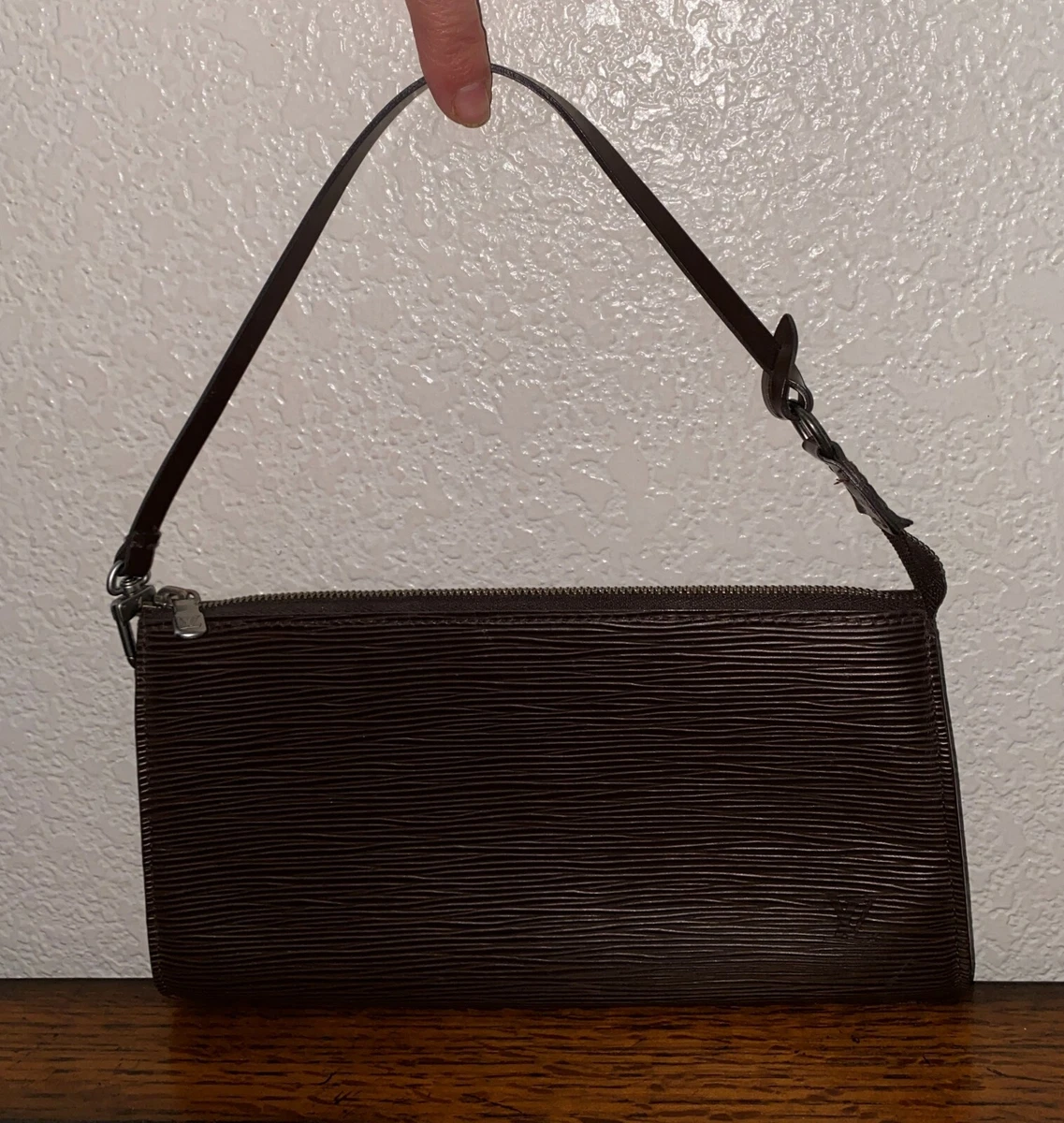 Louis vuitton black epi leather pochette clearance