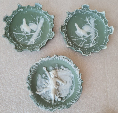 3 grün & weiß Biskuitporzellan Jasperware Teller - Shafer & Vater, Sitzendorf?