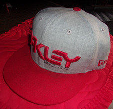 Oakley New Era 9Fifty Men's Snapback Baseball Cap Gray / Red