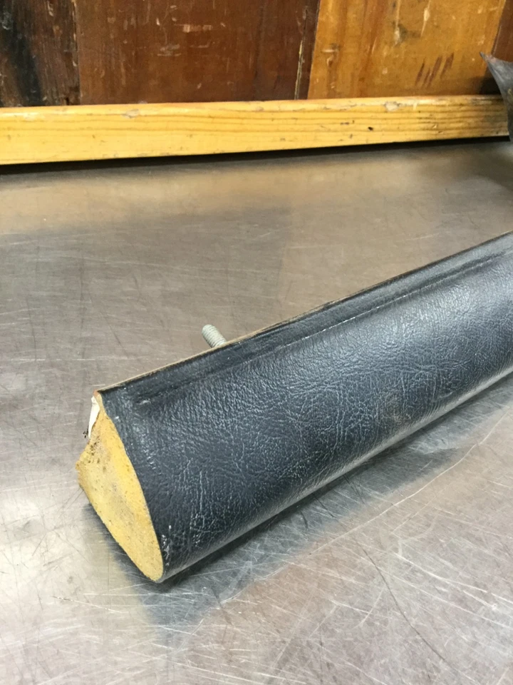 Triumph TR6 70-76 • Almohadilla de choque inferior original del tablero, lado del pasajero. Usado. KT1633 Foto 2 de 4