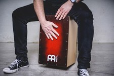MEINL Rullante a Percussioni Cajon 100 Edizione Speciale - Red Burst inc Borsa