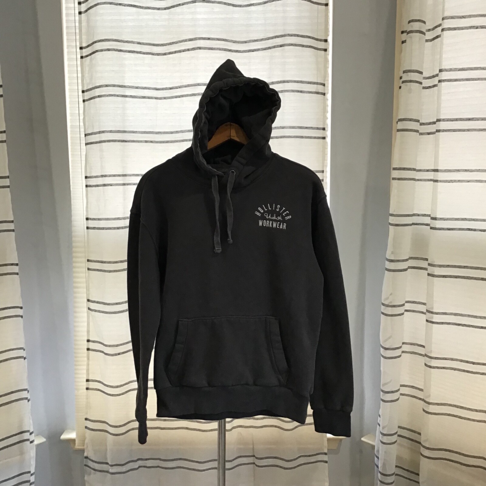 Hollister Men Size SM Gray Pullover Hoodie Embroidered Sweatshirt Cotton Casual