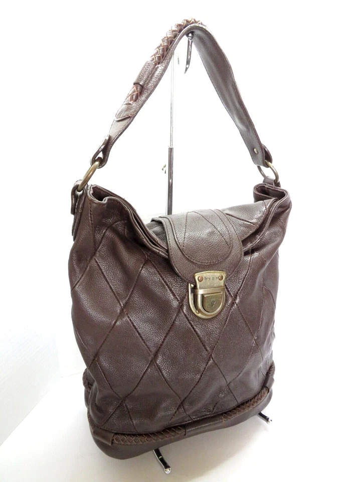 Bolso tipo cubo hobo de hombro de cuero acolchado con guijarros marrón HYPE Foto 2 de 4