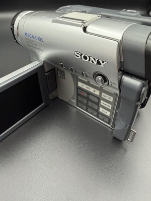 Sony Handycam DCR-DVD201 Camcorder Carl Zeiss Lens Case And Cables
