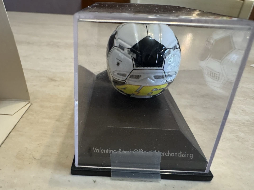 Casco Minichamps AGV 2008 MotoGP Barcellona Valentino Rossi scala 1:8 nuovo - Immagine 4 di 4