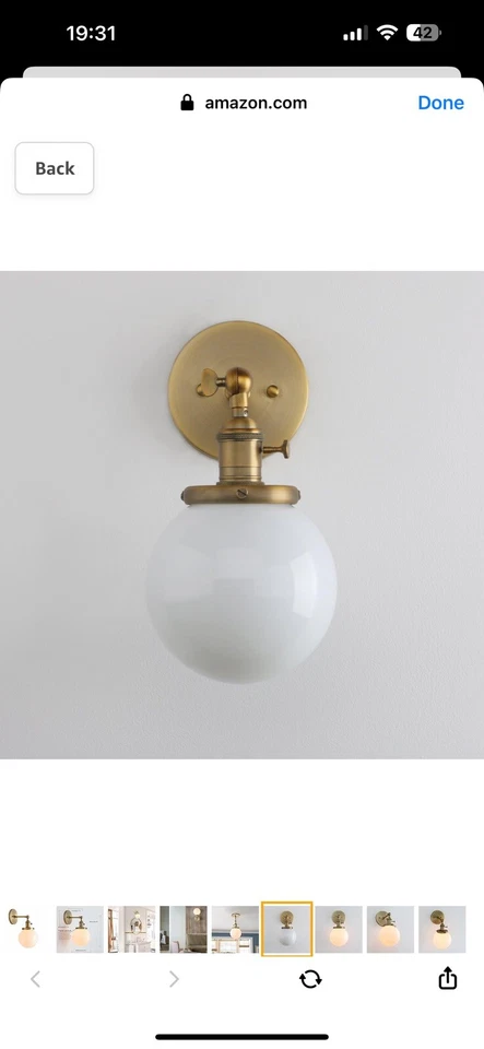 Aplique de luz de pared dorado industrial de mediados de siglo globo mate lámpara de pared de vidrio Foto 2 de 4