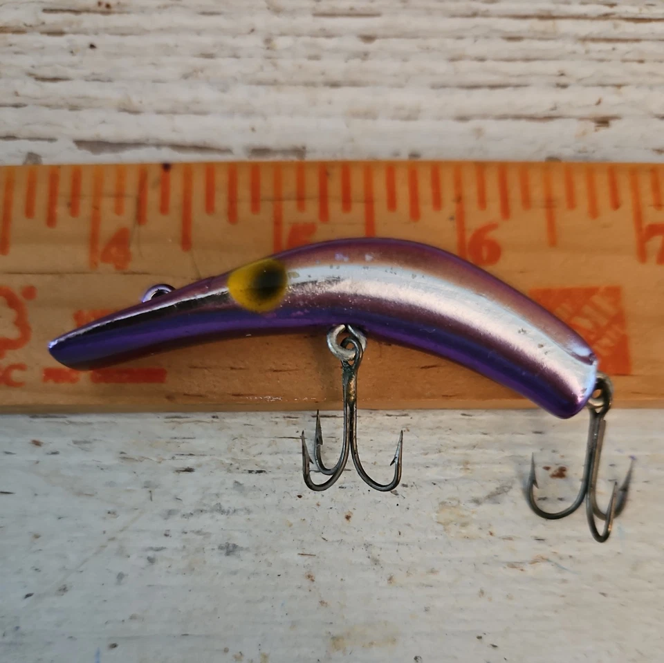 De colección UNFISHED Lazy Ike "METALLIC IKE" #MI-2 MP. Señuelo color morado metálico. Caja. Foto 3 de 4