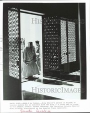 Press Photo A visitor entering King Khalid's palace in Riyadh, Saudi Arabia