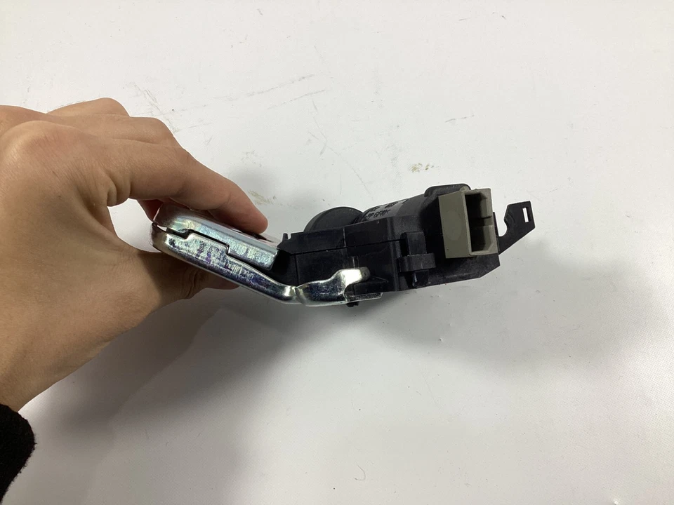 Actuador de cierre de tapa de maletero para Audi A6 2006-2011 4F5827505D OEM. Foto 3 de 4