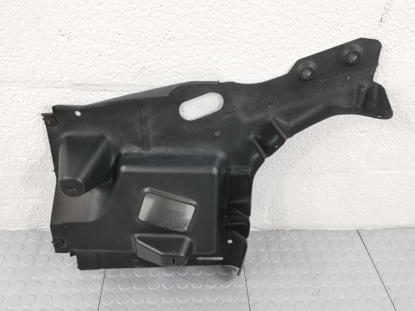 17-20 MASERATI Levante FRONT RIGHT PASSENGER SIDE TRAY COVER TRIM