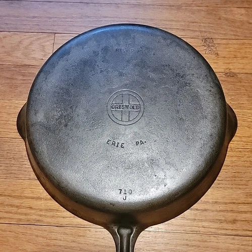 Griswold  No. 9 Cast Iron Skillet Small Logo Grooved Handle 710 J