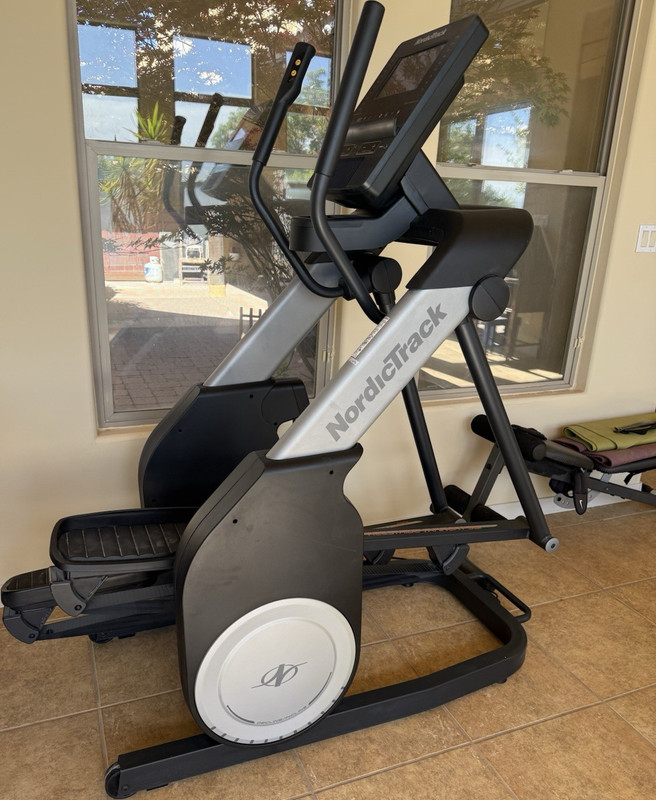 NordicTrack Elliptical Machine LED Display Magnetic Resistance Black/Silver