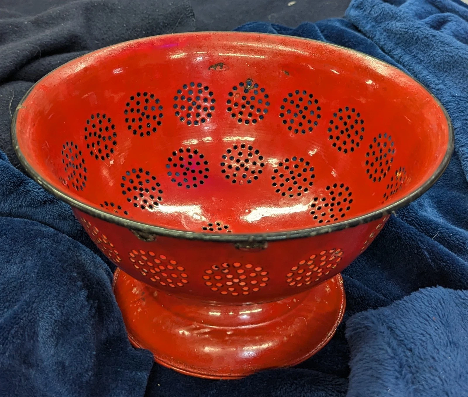 Vtg Red Enamelware Colander/Strainer Black Enamel Trim Footed w/ Handles