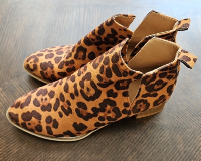 NWOB! WOMENS LEOPARD PRINT BOOTS SIZE 39 OR 9