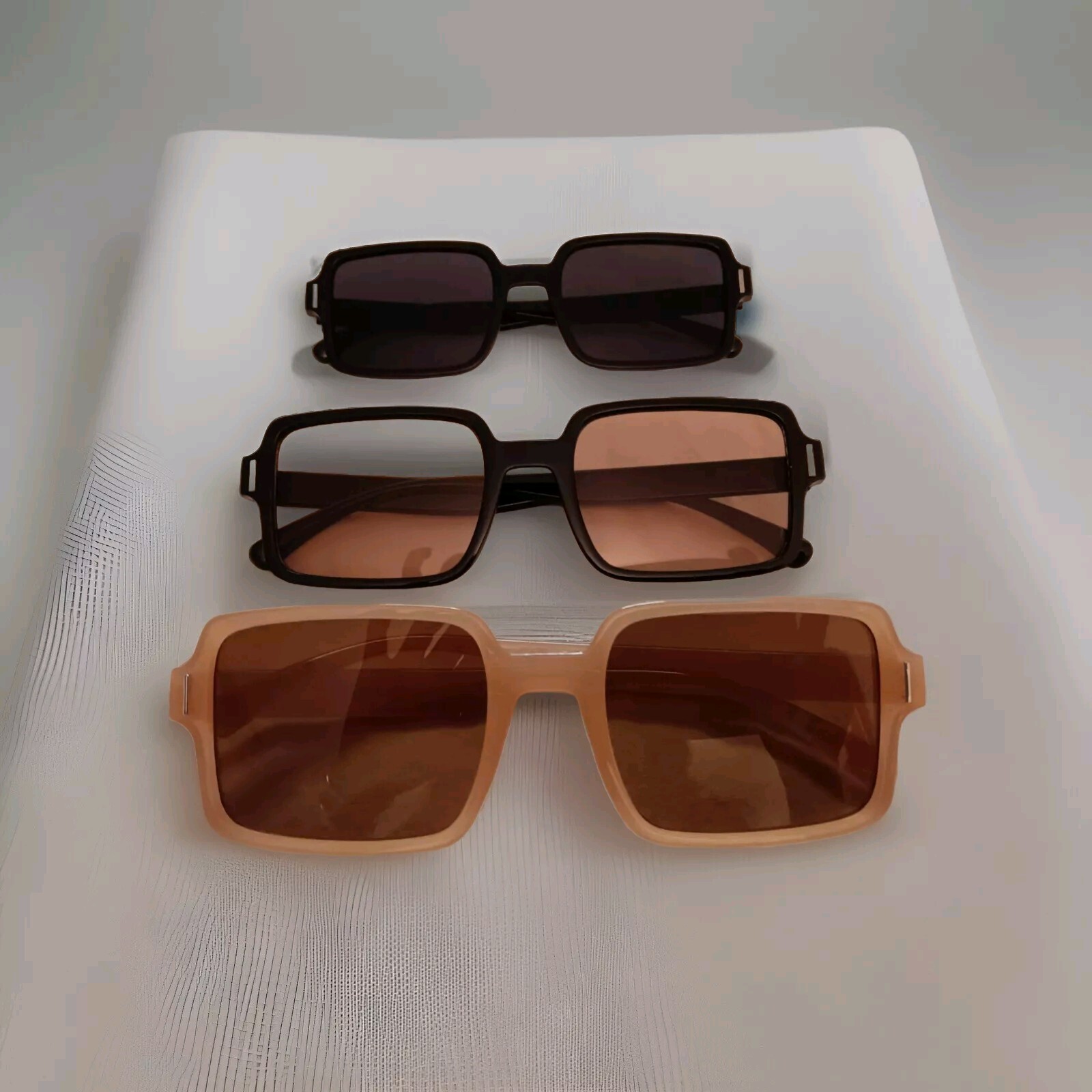 Trendy Unisex Fashion Sunglasses in Colors for Summer Vacation Accessory  -image