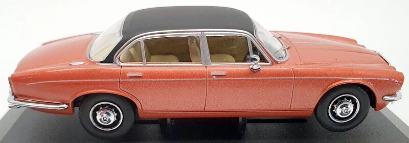 Corgi 1/43 Scale Model Car VA13903 - Daimler Double 6 Series 2 Vanden Plus - Image 3 of 4