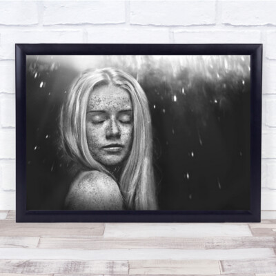 Tieferes Porträt Gesicht geschlossene Augen Sommersprossen Mädchen Frau weiblich schwarzweiß Wandkunstdruck