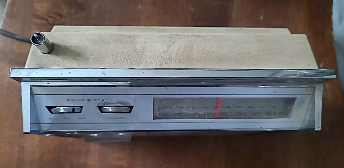 Vtg Zenith Transistor Radio MODEL RC-72L - SERIAL B2420073 Vtg Zenith Transistor Radio MODEL RC-72L - SERIAL B2420073