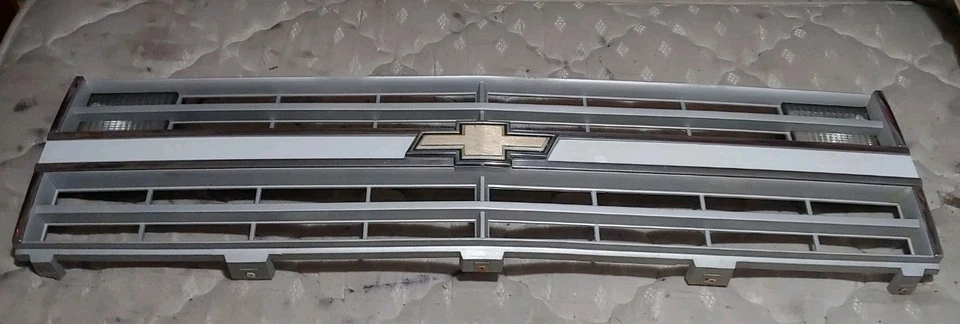 Chevrolet 1985-88 carrocería cuadrada camioneta Blazer Suburban GM parrilla OEM 15554910 Foto 2 de 4