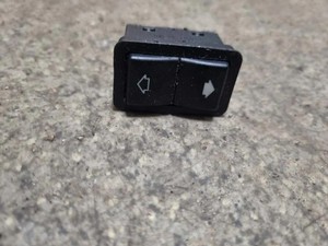 BMW 5 Touring E39 Schalter für Fensterheber hinten links 8368974 3.00 33758414