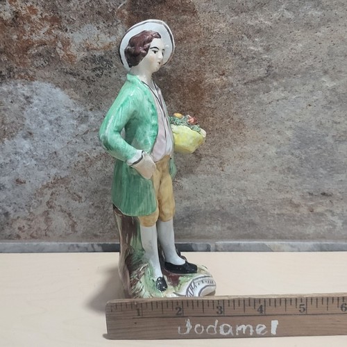 Antigua estatua masculina de vendedor de frutas Old Staffordshire Ware Inglaterra 1885 - Imagen 10 de 11