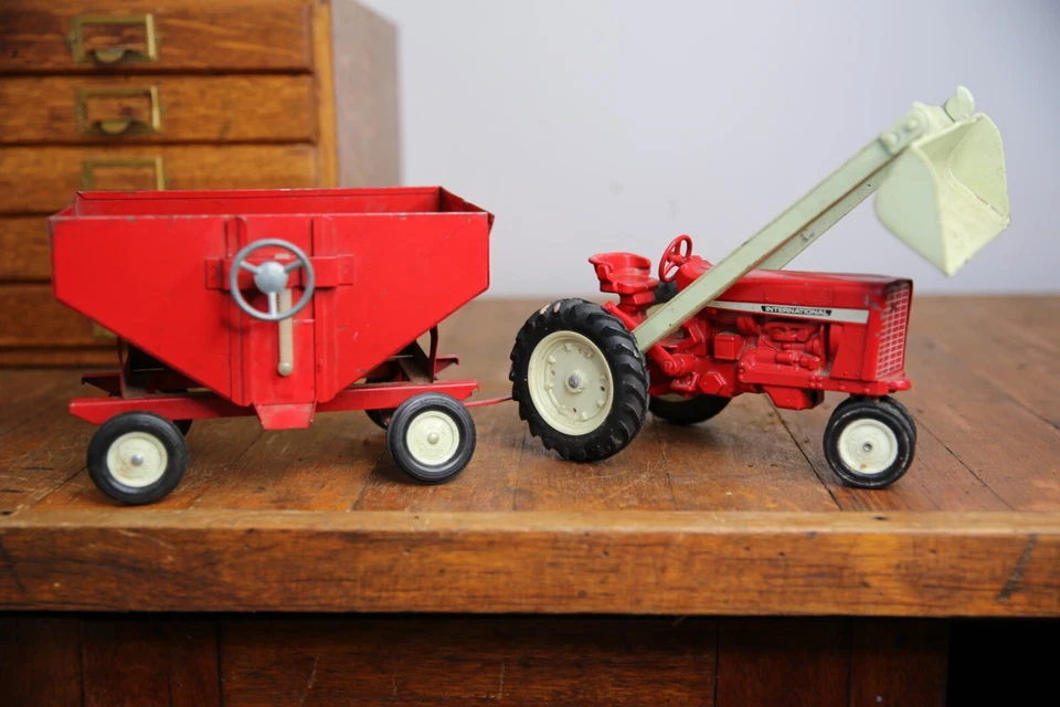 Vintage International Harvester ERTL Metal Loader Tractor Farm toy 1/16 Trailer - Image 3 of 4