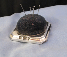 NICE ANTIQUE EDWARDIAN STERLING SILVER 1915 DESKTOP SEWING NEEDLE PINCUSHION