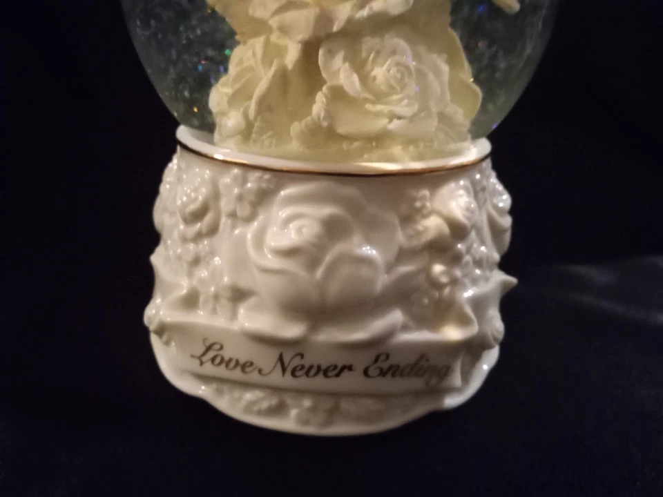 CAJA DE MÚSICA SAN FRANCISCO COMPANY DOVES LOVE NEVER ENDING GLOBO DE NIEVE BRILLANTE 6" Foto 2 de 4