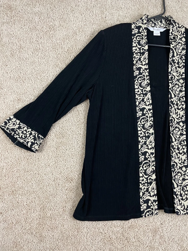 Chaqueta informal TanJay para mujer mediana elástica almohadillas para los hombros frente abierto floral negra Foto 4 de 4