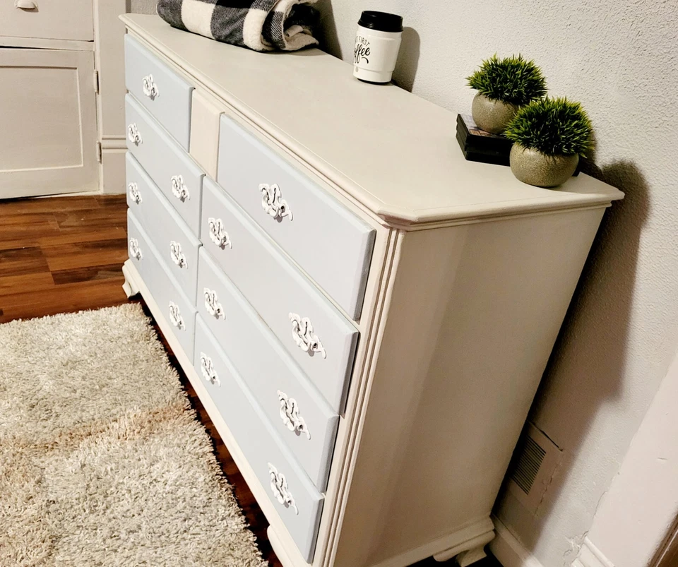 Cómoda vintage 1952 restaurada, blanca y azul Foto 2 de 4