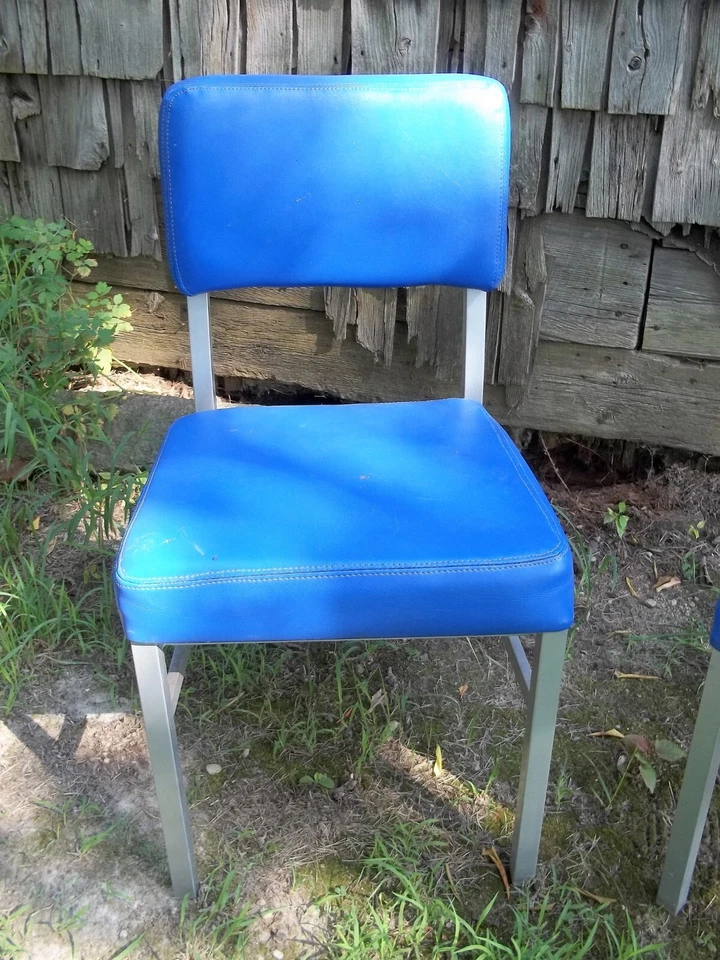 一对中世纪现代工业钢椅 — 第 2/4 张图片