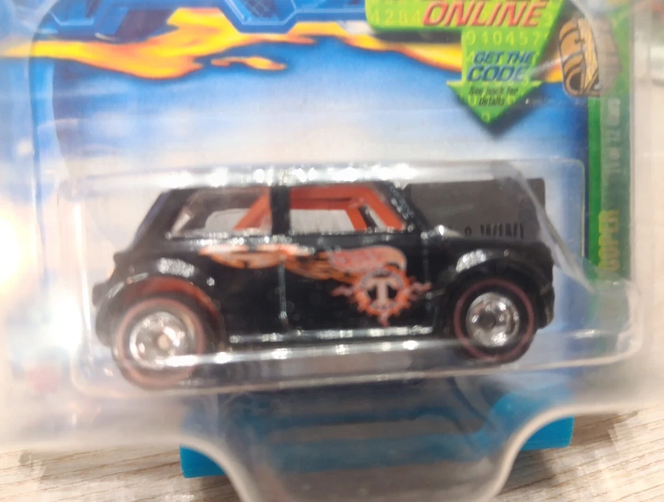 Hot Wheels 2002 Treasure Hunt Mini Cooper w/ protector - Image 2 of 4