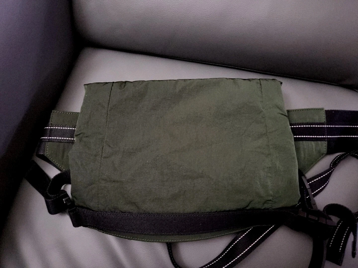 Borsa a tracolla vita uomo Bottega Veneta in nylon verde scuro 1150$.Made in Italy