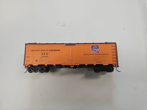 REFRIGERADOR ATHEARN 5030 PFE 40 FT ESCALA HO construido con acopladores Kadee  | Condition: Used