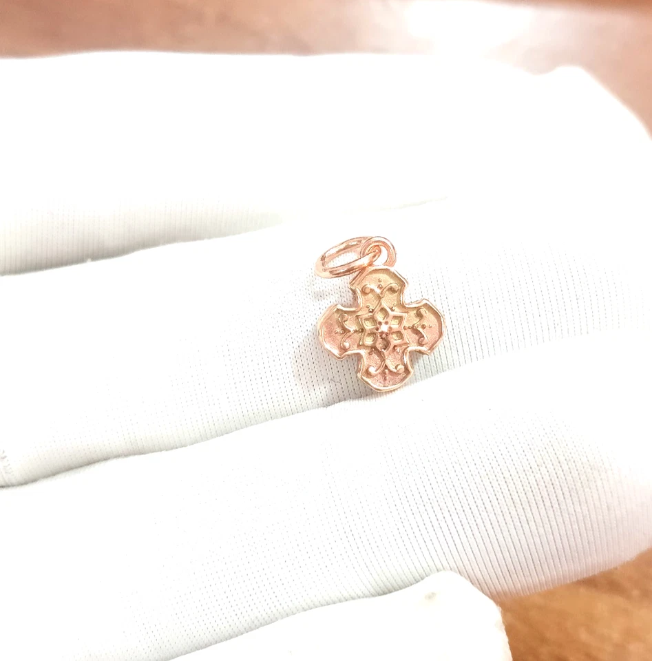 Dije de oro de 14 k con cruz pequeña, colgante de oro rosa, collar pequeño con dije,  Foto 3 de 4