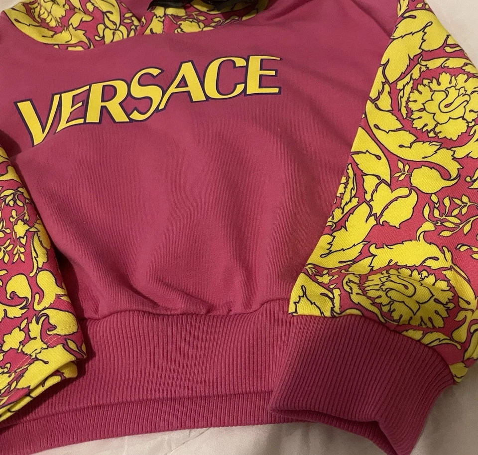 Sudadera con capucha Versace nueva con etiquetas para niñas pequeñas talla 5. Rosa intenso con estampado barroco. Foto 4 de 4
