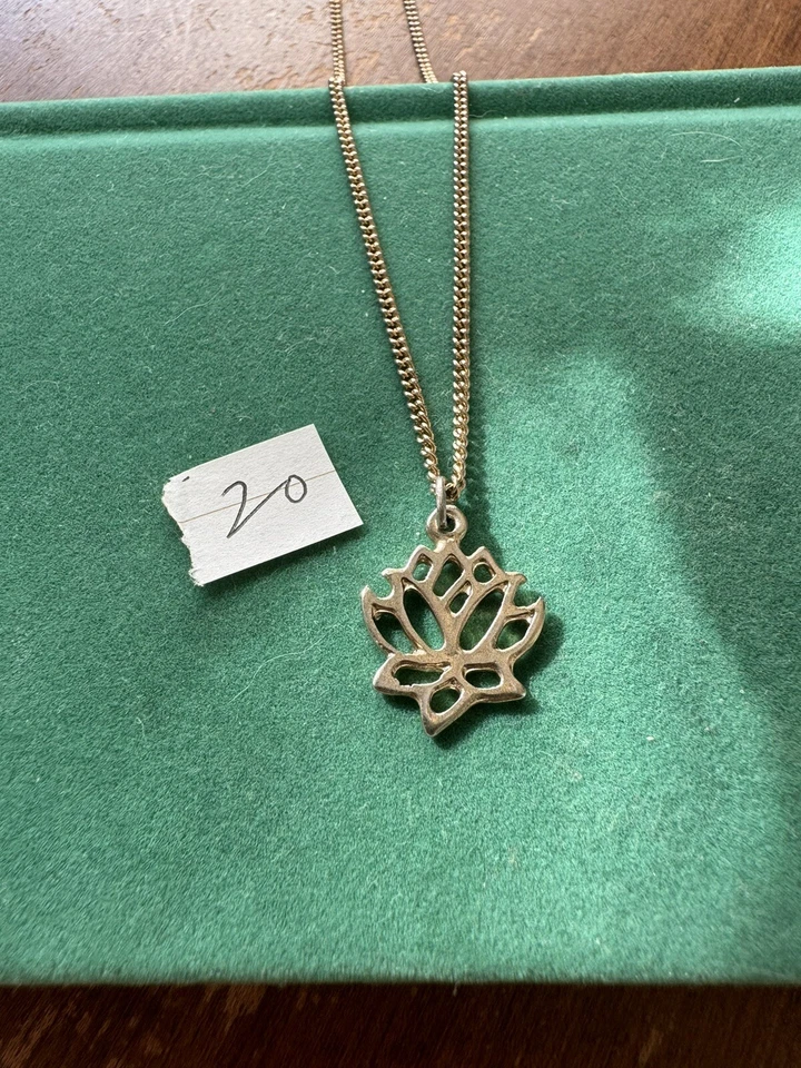 Colar com corrente berloque de lótus - Imagem 2 de 3