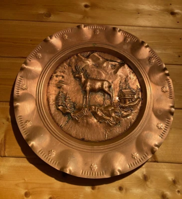 Grande assiette décorative murale en cuivre repoussé décor chamoix - vintage - Photo 1/4
