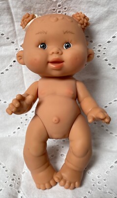 MARINA & PAU 9° anatomisch korrekte süße Mädchenpuppe mit Gelenken und Kleid / Hose