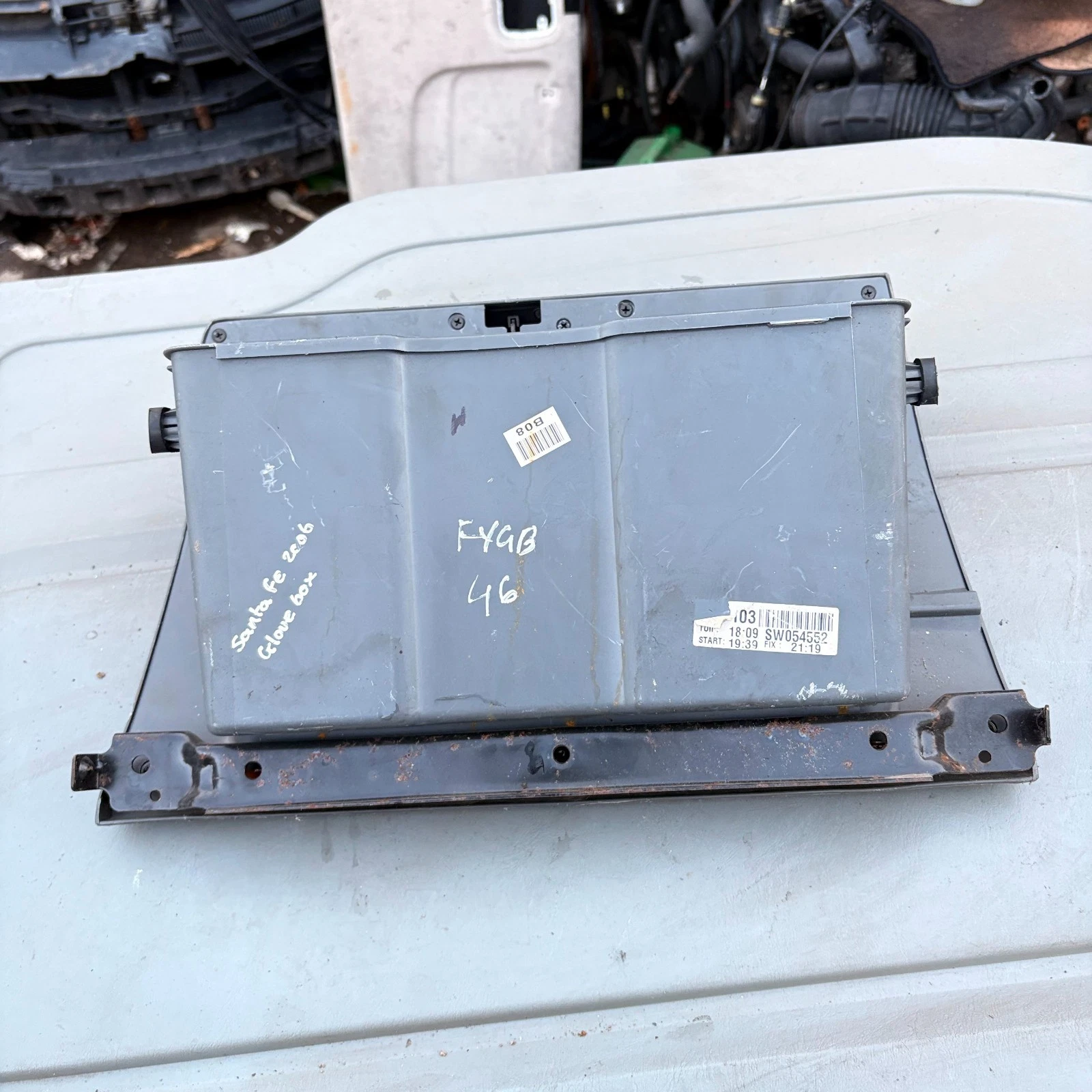 Hyundai Santa Fe SM glove box rear mounting rail and donor markings