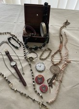 LOT DE BIJOUX ANCIENS FANTAISIE VINTAGE AVEC MONTRE A GOUSSET ET COFFRET/7763V0