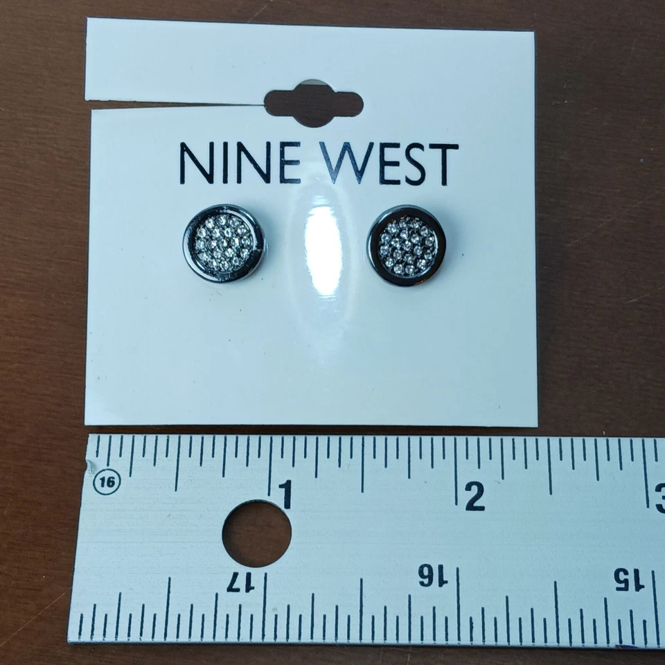 NUEVOS ARETES PERFORADOS CON BOTONES CON RACIMO DE DIAMANTES DE IMITACIÓN PLATEADOS NINE WEST NUEVOS CON ETIQUETAS Foto 3 de 4